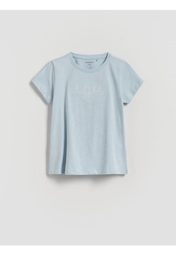Reserved - T-shirt z haftowanym napisem - jasnoniebieski. Kolor: niebieski. Materiał: bawełna. Wzór: haft, napisy