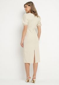 Born2be - Beżowa Sukienka o Dopasowanym Kroju z Marszczeniem i Wycięciem w Talii Desannia. Okazja: na co dzień. Kolor: beżowy. Długość rękawa: krótki rękaw. Typ sukienki: dopasowane. Styl: casual, klasyczny #5