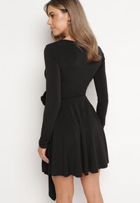 Born2be - Czarna Asymetryczna Sukienka Koktajlowa z Odpinaną Kwiatową Broszką Grangerra. Kolor: czarny. Wzór: kwiaty. Typ sukienki: asymetryczne. Styl: wizytowy #7