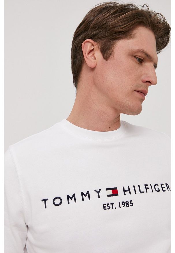 TOMMY HILFIGER - Tommy Hilfiger - Bluza. Okazja: na co dzień. Kolor: biały. Materiał: bawełna, dzianina. Wzór: aplikacja. Styl: casual