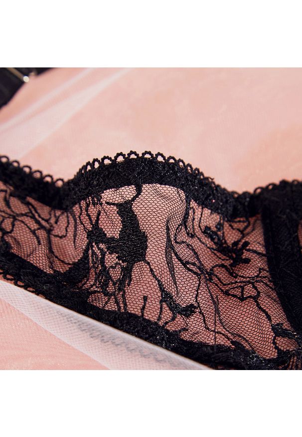 Intica - Komplet koronkowej bielizny z detalami łańcuszków na specjalne okazje Nesrin. Kolor: różowy. Materiał: koronka. Wzór: koronka