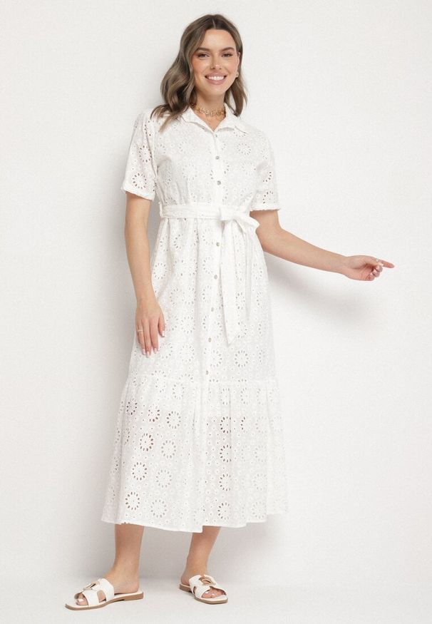 Born2be - Biała Bawełniana Sukienka Koszulowa z Wiązanym Paskiem Zdobiona Haftem Efriselle. Okazja: na co dzień. Typ kołnierza: kołnierzyk klasyczny. Kolor: biały. Materiał: bawełna. Wzór: haft, aplikacja. Typ sukienki: koszulowe. Styl: klasyczny, casual, elegancki