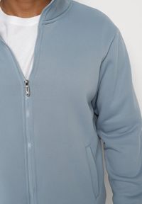 Born2be - Jasnoniebieska Bluza z Bawełną Zapinana na Suwak Wykończona Polarem Oadela. Okazja: na co dzień. Kolor: niebieski. Materiał: polar, bawełna. Długość rękawa: długi rękaw. Długość: długie. Styl: elegancki, casual