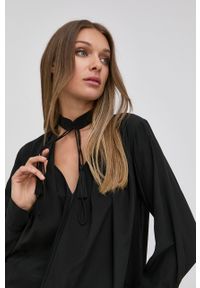 VICTORIA BECKHAM - Victoria Beckham koszula jedwabna damska kolor czarny relaxed z wiązanym dekoltem. Kolor: czarny. Materiał: jedwab. Długość rękawa: długi rękaw. Długość: długie. Wzór: gładki