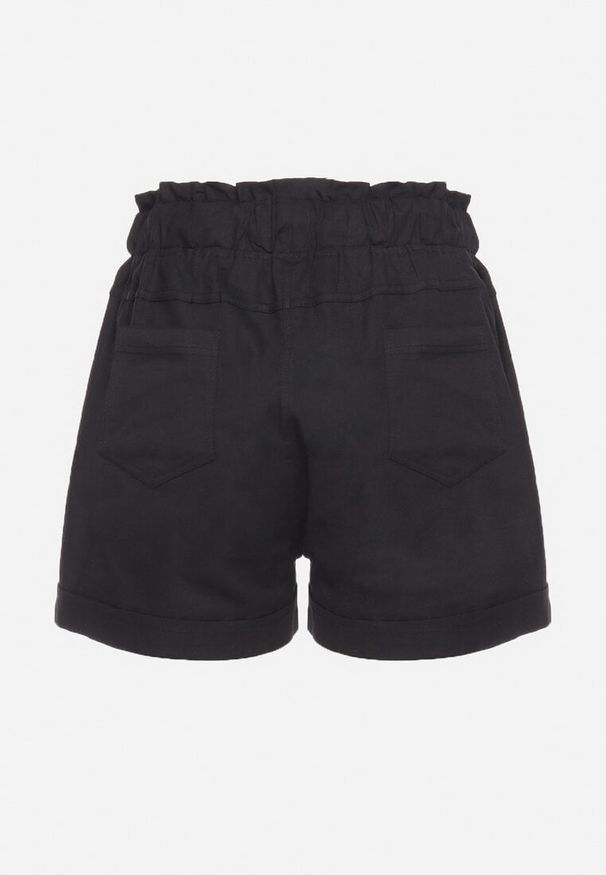 Born2be - Czarne Szorty z Gumką w Pasie Ściągane Troczkiem z Ozdobnymi Guzikami Damarie. Okazja: na co dzień. Kolor: czarny. Sezon: lato. Styl: sportowy, elegancki, casual
