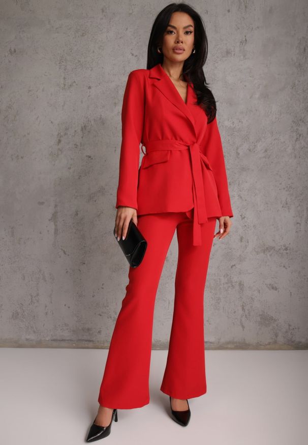 Renee - Czerwony Komplet o Garniturowym Kroju z Marynarką z Wiązaniem i Spodniami Falestra. Kolor: czerwony