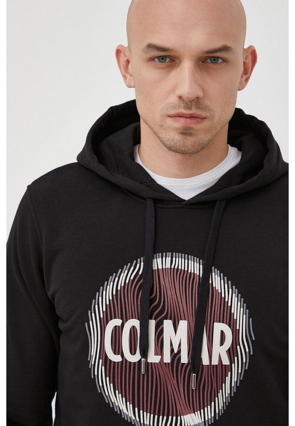 Colmar bluza męska kolor czarny z kapturem z nadrukiem. Okazja: na co dzień. Typ kołnierza: kaptur. Kolor: czarny. Materiał: dzianina. Wzór: nadruk. Styl: casual