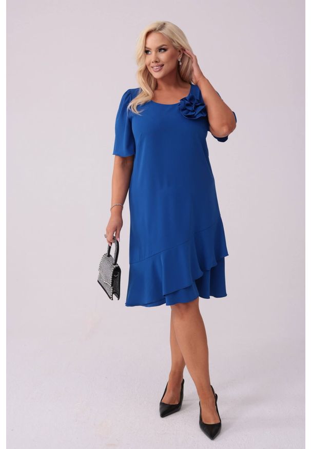 Moda Size Plus Iwanek - Elegancka szafirowa sukienka Evelyn na wesele PLUS SIZE XXL. Okazja: na wesele, na ślub cywilny. Typ kołnierza: kołnierz z falbankami. Kolekcja: plus size. Kolor: niebieski. Wzór: gładki, aplikacja, kwiaty. Typ sukienki: dla puszystych. Materiał: tkanina, elastan, poliester. Styl: elegancki. Długość: midi