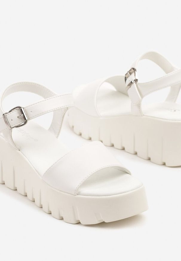 Renee - Białe Sandały na Koturnie Zapinane na Sprzączkę Nanellis. Okazja: na co dzień. Zapięcie: sprzączka. Kolor: biały. Materiał: jeans. Wzór: paski, aplikacja. Obcas: na koturnie. Styl: elegancki, klasyczny, casual