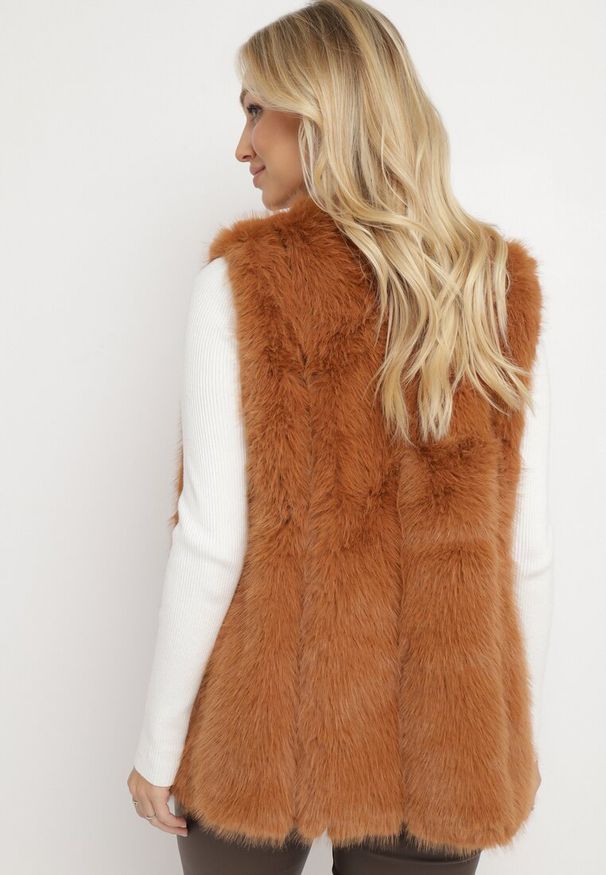 Born2be - Brązowa Kamizelka z Futerka Ozdobiona Wstawkami z Ekoskóry Robenissa. Kolor: brązowy. Materiał: futro. Wzór: aplikacja