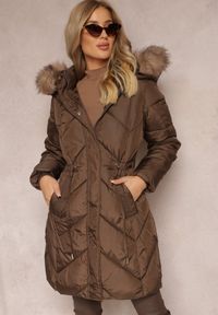 Renee - Brązowa Długa Pikowana Kurtka w Stylu Parki z Troczkiem w Pasie i Sztucznym Futerkiem Abelasa. Okazja: na co dzień. Kolor: brązowy. Materiał: futro. Długość: długie. Sezon: zima. Styl: casual, street, klasyczny #1
