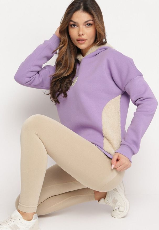 Born2be - Jasnofioletowa Bawełniana Bluza z Kapturem z Polarem i Naszywką Misia Hestada. Okazja: na co dzień. Typ kołnierza: kaptur. Kolor: fioletowy. Materiał: bawełna, polar. Wzór: aplikacja. Styl: klasyczny, casual