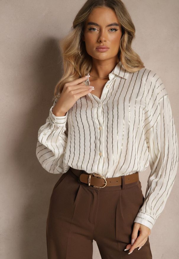 Renee - Biała Koszula z Lnu i Wiskozy o Kroju Oversize w Metaliczne Paski Velirna. Okazja: na co dzień. Typ kołnierza: kołnierzyk klasyczny. Kolor: biały. Materiał: len, wiskoza. Długość rękawa: długi rękaw. Długość: długie. Wzór: paski. Styl: klasyczny, elegancki, casual