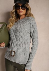 Renee - Szary Sweter w Delikatny Splot z Ozdobną Klamrą i Paskiem na Dole Rievea. Okazja: do pracy. Kolor: szary. Materiał: jeans. Długość rękawa: długi rękaw. Długość: długie. Wzór: ze splotem. Styl: elegancki