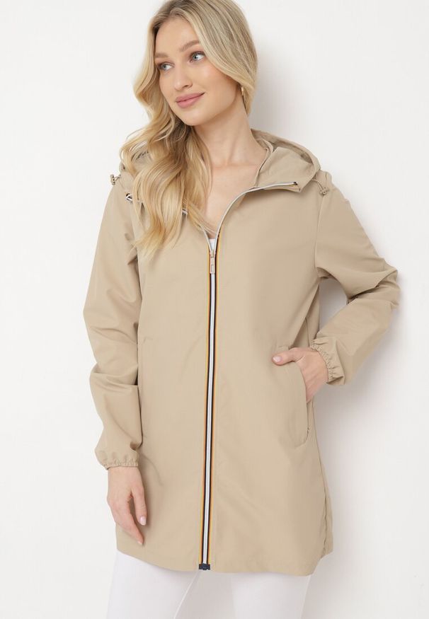 Born2be - Beżowa Kurtka Wiatrówka o Wydłużonym Fasonie z Kapturem Axerinta. Typ kołnierza: kaptur. Kolor: beżowy. Styl: klasyczny