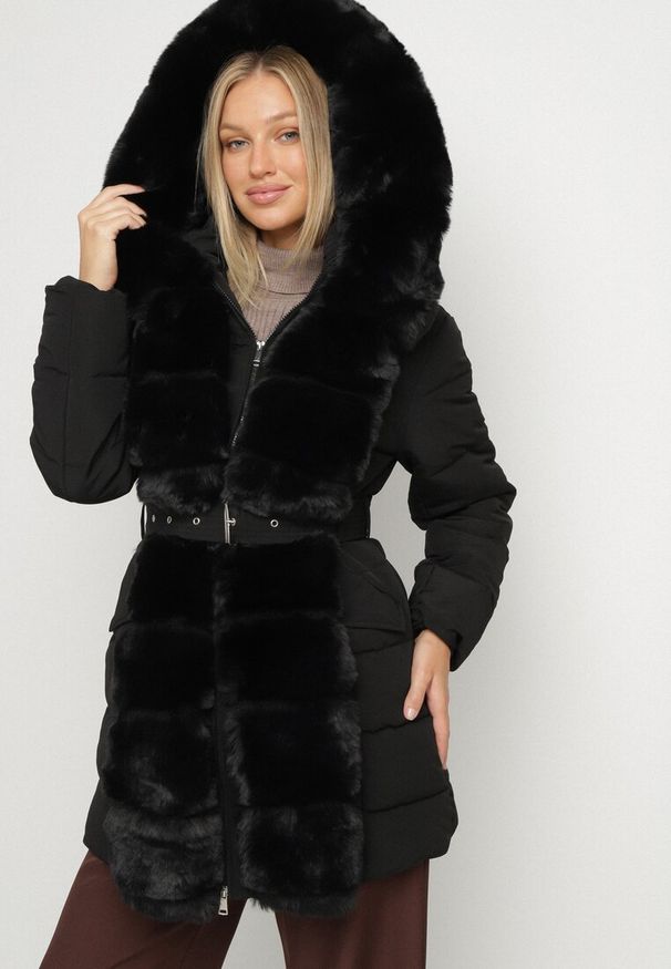 Born2be - Czarna Pikowana Kurtka z Kapturem i Paskiem z Klamrą Zdobiona Futerkiem Ollina. Okazja: na co dzień. Typ kołnierza: kaptur. Kolor: czarny. Materiał: futro. Wzór: aplikacja. Styl: casual, elegancki