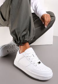 Renee - Białe Sznurowane Sneakersy do Kostki Akema. Nosek buta: okrągły. Zapięcie: sznurówki. Kolor: biały. Materiał: materiał. Obcas: na obcasie. Wysokość obcasa: niski #5