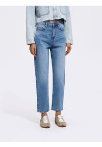 Reserved - Jeansy mom fit slim - niebieski. Kolor: niebieski
