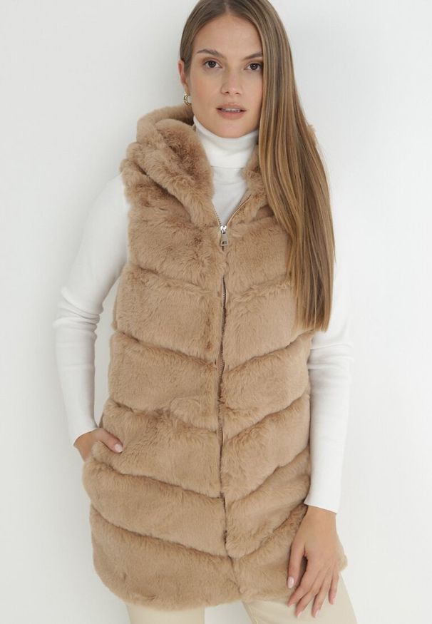 Born2be - Ciemnobeżowa Kamizelka Futrzana z Kapturem Anamaria. Typ kołnierza: kaptur. Kolor: beżowy. Materiał: futro