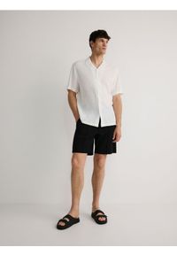 Reserved - Koszula comfort z wiskozą - biały. Kolor: biały. Materiał: wiskoza