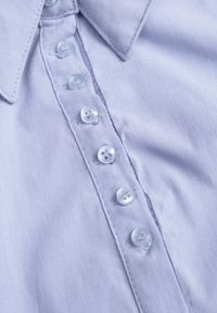 Renee - Jasnoniebieska Gładka Koszula z Krótkimi Rękawami i Kołnierzem Hollitta. Okazja: na co dzień. Kolor: niebieski. Długość rękawa: krótki rękaw. Długość: krótkie. Wzór: gładki. Styl: casual, klasyczny #3