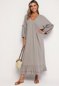 Born2be - Ciemnobeżowa Bawełniana Muślinowa Sukienka Ozdobiona Falbanką Perisea. Okazja: na co dzień. Typ kołnierza: dekolt w kształcie V. Kolor: beżowy. Materiał: bawełna. Wzór: aplikacja. Typ sukienki: proste. Styl: casual #5