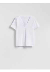 Reserved - T-shirt regular z dekoltem V - biały. Kolor: biały. Materiał: bawełna, dzianina #1
