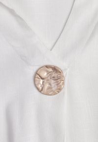 Born2be - Biała Pudełkowa Sukienka z Lnem i Wiskozą Zdobiona Metalicznym Guzikiem Phisoth. Okazja: do pracy, na co dzień, na spotkanie biznesowe. Kolekcja: plus size. Kolor: biały. Materiał: wiskoza, len. Wzór: aplikacja. Sezon: lato. Typ sukienki: proste, dla puszystych. Styl: elegancki, biznesowy, casual #5