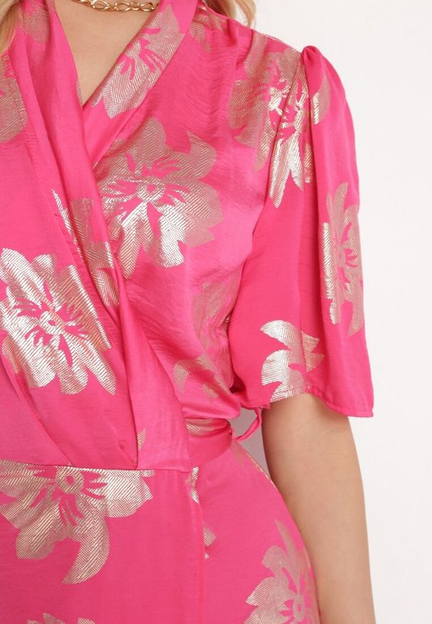 Born2be - Różowa Sukienka Kopertowa z Metalicznym Wzorem w Kwiaty Wiązana w Talii Firiona. Okazja: na randkę, na imprezę. Kolor: różowy. Wzór: kwiaty. Sezon: lato. Typ sukienki: kopertowe. Styl: klasyczny