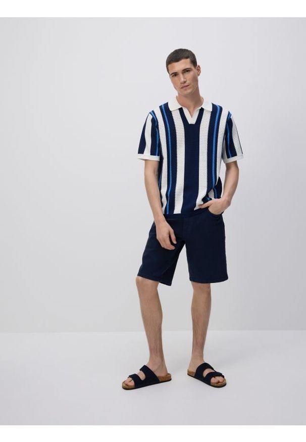 Reserved - Jeansowe szorty straight - granatowy. Kolor: niebieski. Materiał: jeans