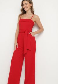 Born2be - Czerwony Kombinezon Ozdobiony Paskiem z Szerokimi Nogawkami Deolise. Kolor: czerwony. Długość rękawa: na ramiączkach. Wzór: aplikacja. Styl: elegancki #5