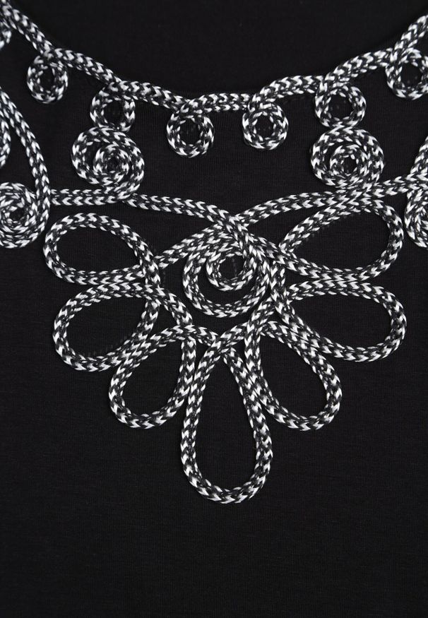 Born2be - Czarna Wiskozowa Bluzka na Krótki Rękaw z Etno Haftem z Metaliczną Nicią Aiopa. Okazja: do pracy, na co dzień, na spotkanie biznesowe. Kolekcja: plus size. Kolor: czarny. Materiał: wiskoza. Długość rękawa: krótki rękaw. Długość: krótkie. Wzór: haft. Styl: etno