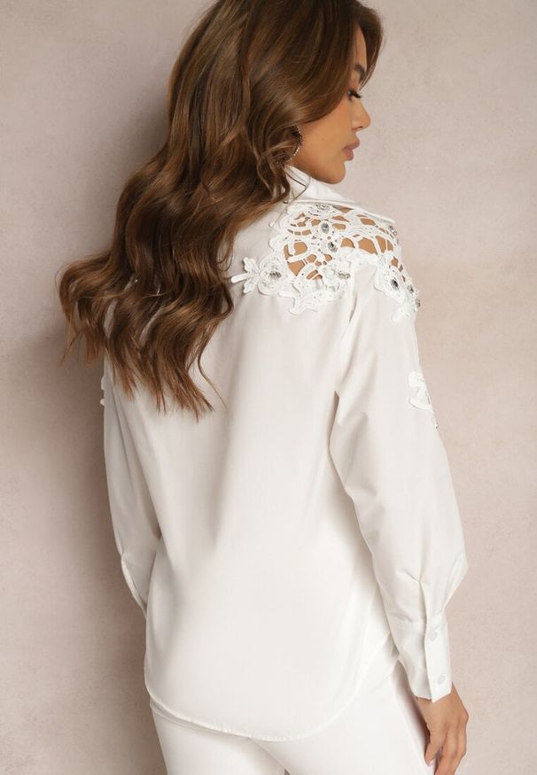 Renee - Biała Koszula z Cyrkoniami i Kryształkami na Ażurowych Wstawkach na Rękawach Killua. Okazja: na co dzień. Kolor: biały. Materiał: jeans. Wzór: ażurowy. Styl: glamour, elegancki, casual