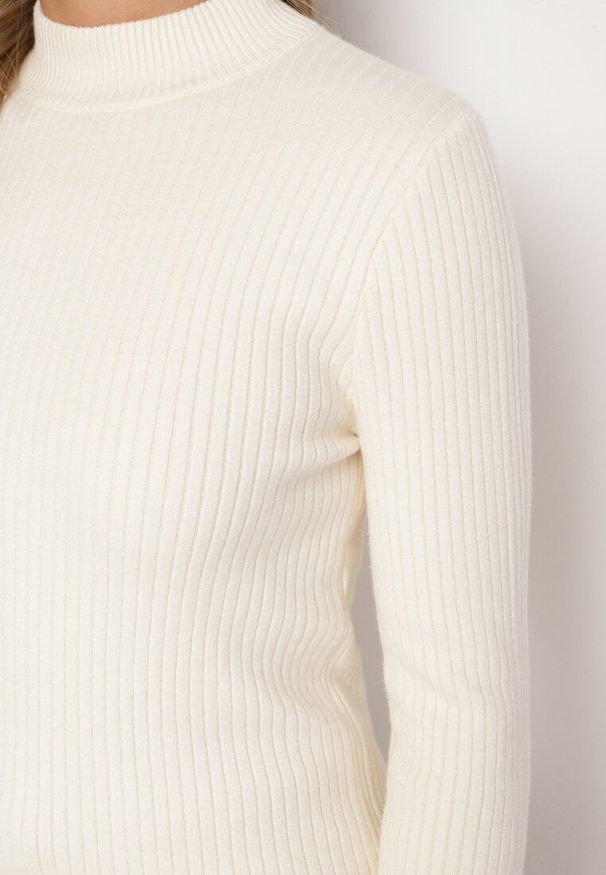 Born2be - Jasnobeżowy Sweter z Wiskozą i Golfem z Elastycznego Prążkowanego Materiału Nikiella. Okazja: na co dzień. Typ kołnierza: golf. Kolor: beżowy. Materiał: materiał, wiskoza, prążkowany. Styl: klasyczny, elegancki, casual