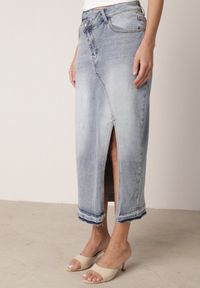 Born2be - Niebieska Jeansowa Spódnica z Bawełną Wysokim Stanem i Rozcięciem na Nogę Vikinori. Okazja: na co dzień, do pracy. Stan: podwyższony. Kolor: niebieski. Materiał: bawełna, jeans. Styl: casual, klasyczny #2