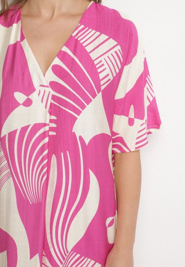 Born2be - Fuksjowa Sukienka o Pudełkowym Kroju z Dekoltem w Serek w Abstrakcyjny Print Salliven. Okazja: na co dzień. Typ kołnierza: dekolt w serek. Kolekcja: plus size. Kolor: różowy. Długość rękawa: krótki rękaw. Wzór: nadruk. Typ sukienki: dla puszystych. Styl: elegancki, casual