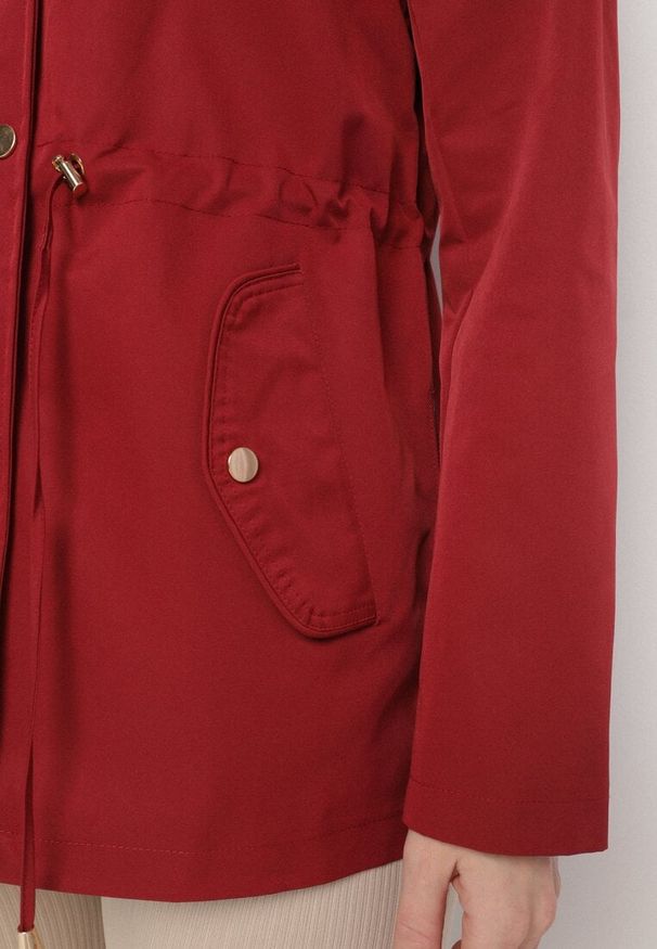 Born2be - Bordowa Kurtka Parka z Odpinanym Kapturem i Ozdobnymi Suwakami Velotia. Okazja: na co dzień. Kolor: czerwony. Materiał: koronka, jeans. Długość rękawa: długi rękaw. Długość: długie. Wzór: koronka. Styl: klasyczny, casual, elegancki