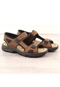 Komfortowe sandały męskie na rzepy brązowe Rieker 26156-25. Zapięcie: rzepy. Kolor: brązowy