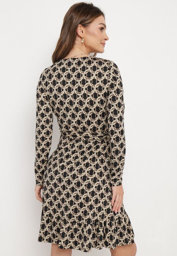Born2be - Ciemnobeżowa Sukienka Kopertowa Nifi. Okazja: na imprezę, na co dzień. Kolor: beżowy. Materiał: wiskoza, tkanina, materiał. Długość rękawa: długi rękaw. Wzór: geometria, nadruk, aplikacja. Typ sukienki: kopertowe. Styl: elegancki, casual, wizytowy. Długość: midi