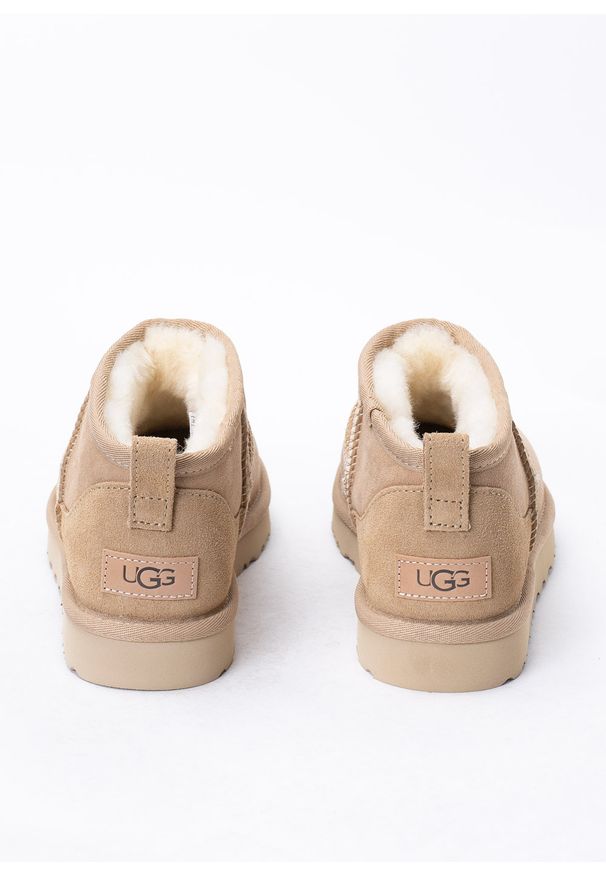 Ugg - Buty zimowe damskie beżowe UGG W CLASSIC ULTRA MINI. Kolor: beżowy. Materiał: wełna, lyocell, zamsz, skóra. Szerokość cholewki: normalna. Wzór: aplikacja. Sezon: zima