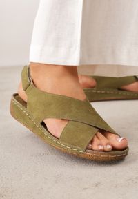 Born2be - Zielone Sandały VICES z Paskami w Kształcie X i Podeszwą z Imitacji Korka Kaphis. Okazja: do pracy, na co dzień. Zapięcie: pasek. Kolor: zielony. Materiał: len. Wzór: paski. Sezon: lato. Styl: wakacyjny, casual #5