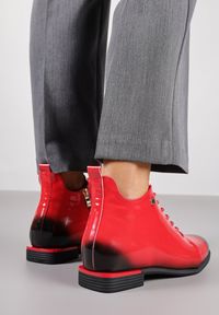 Born2be - Czerwono-Czarne Lakierowane Botki Vices w Stylu Trzewików Jenisse. Okazja: do pracy, na co dzień. Kolor: czerwony. Materiał: lakier. Styl: casual, elegancki