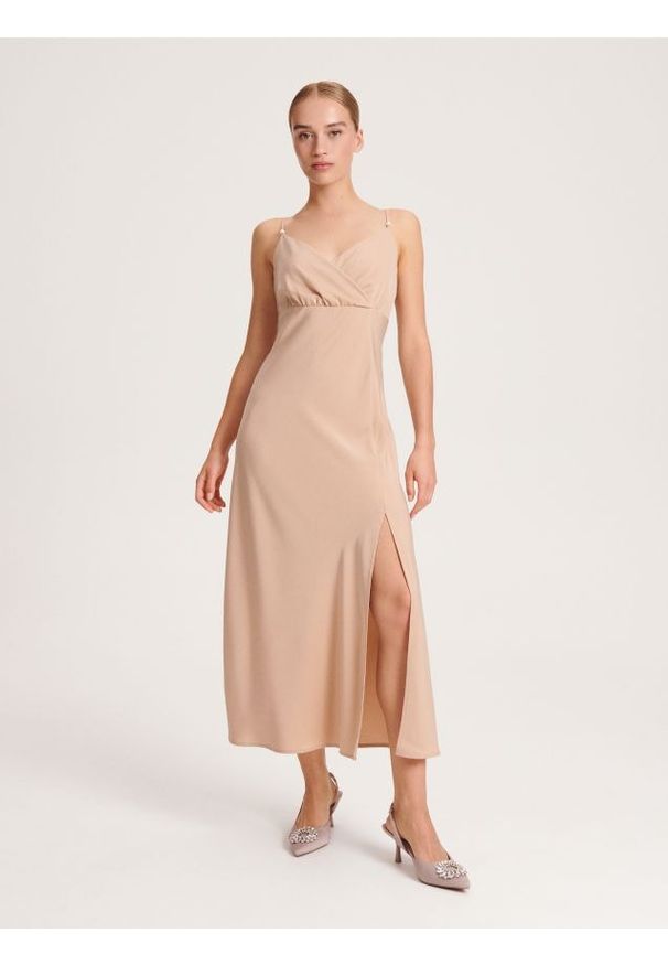 Reserved - Sukienka midi - beżowy. Kolor: beżowy. Materiał: materiał. Wzór: gładki. Typ sukienki: proste. Długość: midi