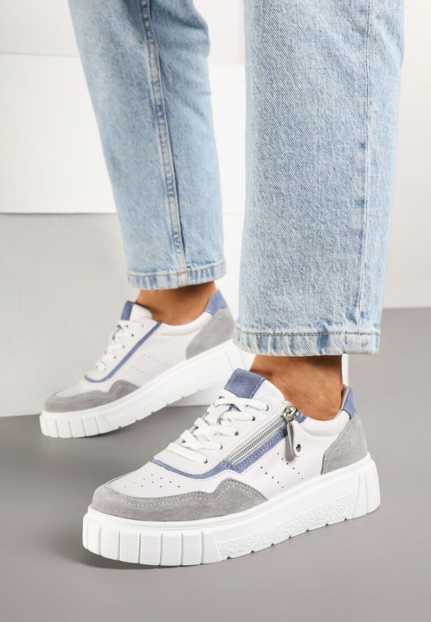 Born2be - Biało-Szare Skórzane Sneakersy w Streetwearowym Stylu Zdobione Suwakiem Elearessa. Okazja: na co dzień. Kolor: biały. Materiał: skóra. Wzór: aplikacja. Sezon: jesień, wiosna. Obcas: na platformie