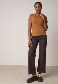 Born2be - Brązowy Bawełniany T-shirt w Klasycznym Stylu Nedila. Kolor: brązowy. Materiał: bawełna. Długość: długie. Styl: klasyczny #4