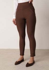 Born2be - Brązowe Spodnie z Gumką w Talii Dopasowane z Wysokim Stanem Trevona. Okazja: na co dzień. Stan: podwyższony. Kolekcja: plus size. Kolor: brązowy. Styl: casual, elegancki #4