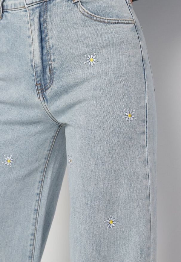 Born2be - Jasnoniebieskie Bawełniane Jeansy o Szerokim Kroju z Haftem i Cyrkoniami Ariline. Okazja: na co dzień. Stan: podwyższony. Kolor: niebieski. Wzór: haft. Styl: casual