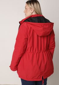 Born2be - Czerwono-Czarna Przejściowa Kurtka Dwustronna Parka z Pikowaniem i Kapturem Tidare. Okazja: na spacer, na co dzień. Kolekcja: plus size. Kolor: czerwony. Materiał: poliester, jeans. Styl: casual, sportowy #5