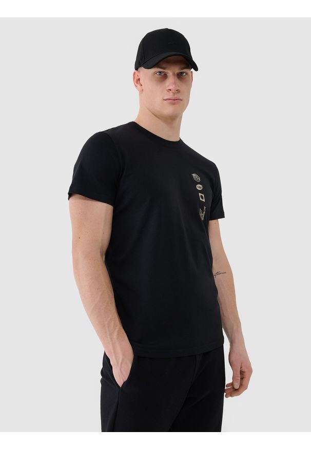 4f - 4F T-shirt regular z nadrukiem męski - czarny S. Okazja: na co dzień. Kolor: czarny. Materiał: bawełna, dzianina, jersey. Długość rękawa: krótki rękaw. Długość: krótkie. Wzór: nadruk. Styl: klasyczny, casual, sportowy