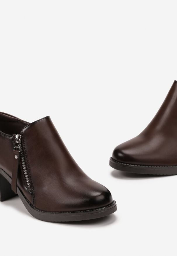 Born2be - Ciemnobrązowe Półbuty z Ozdobnym Suwakiem na Niskim Słupku Eberpia. Okazja: na co dzień, na spotkanie biznesowe, na randkę, do pracy. Kolor: brązowy. Obcas: na słupku. Styl: casual, biznesowy, elegancki